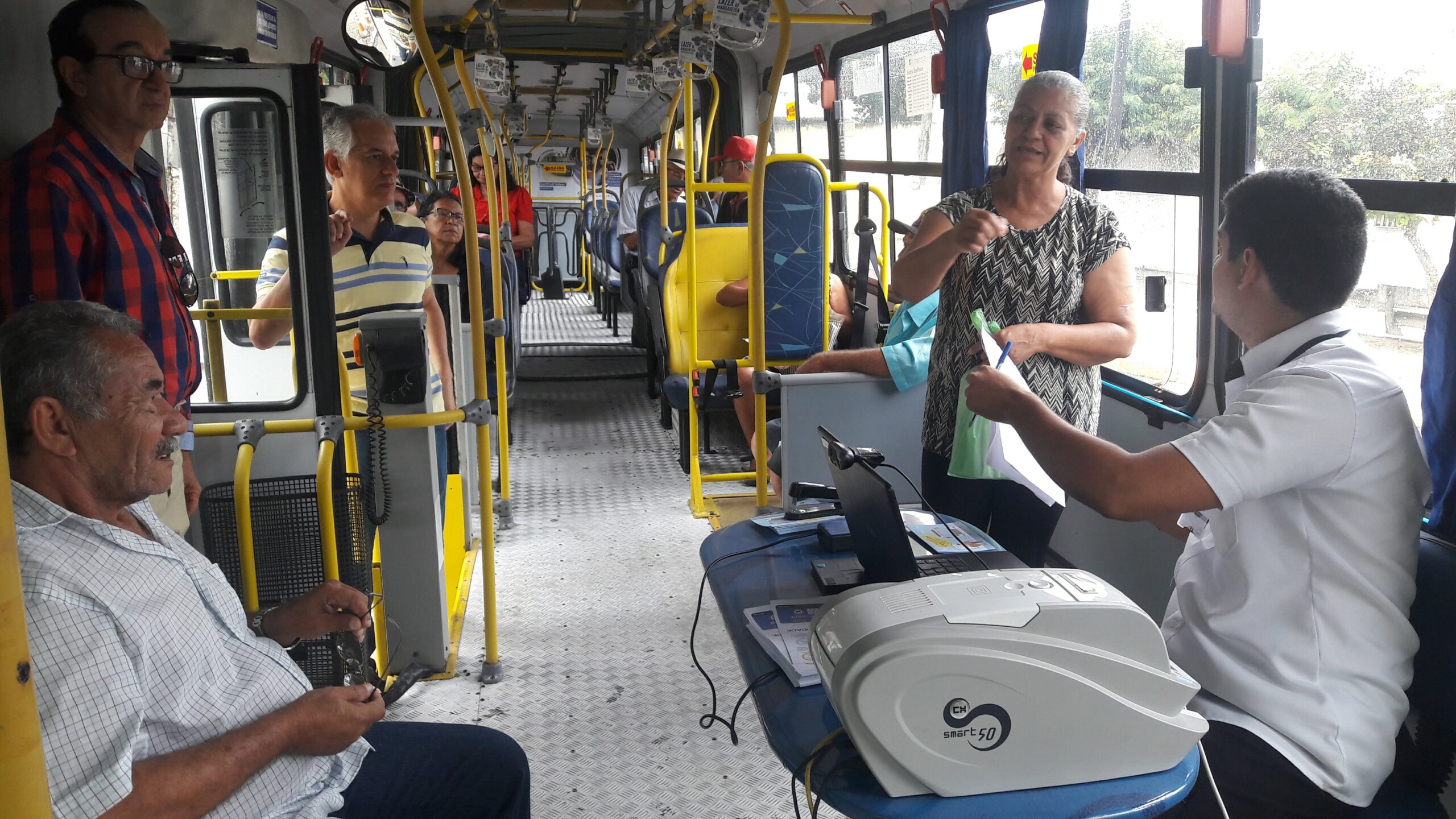 Prefeitura disponibiliza ônibus itinerante para facilitar cadastramento de idosos com acesso gratuito ao transporte coletivo de Campina Grande.