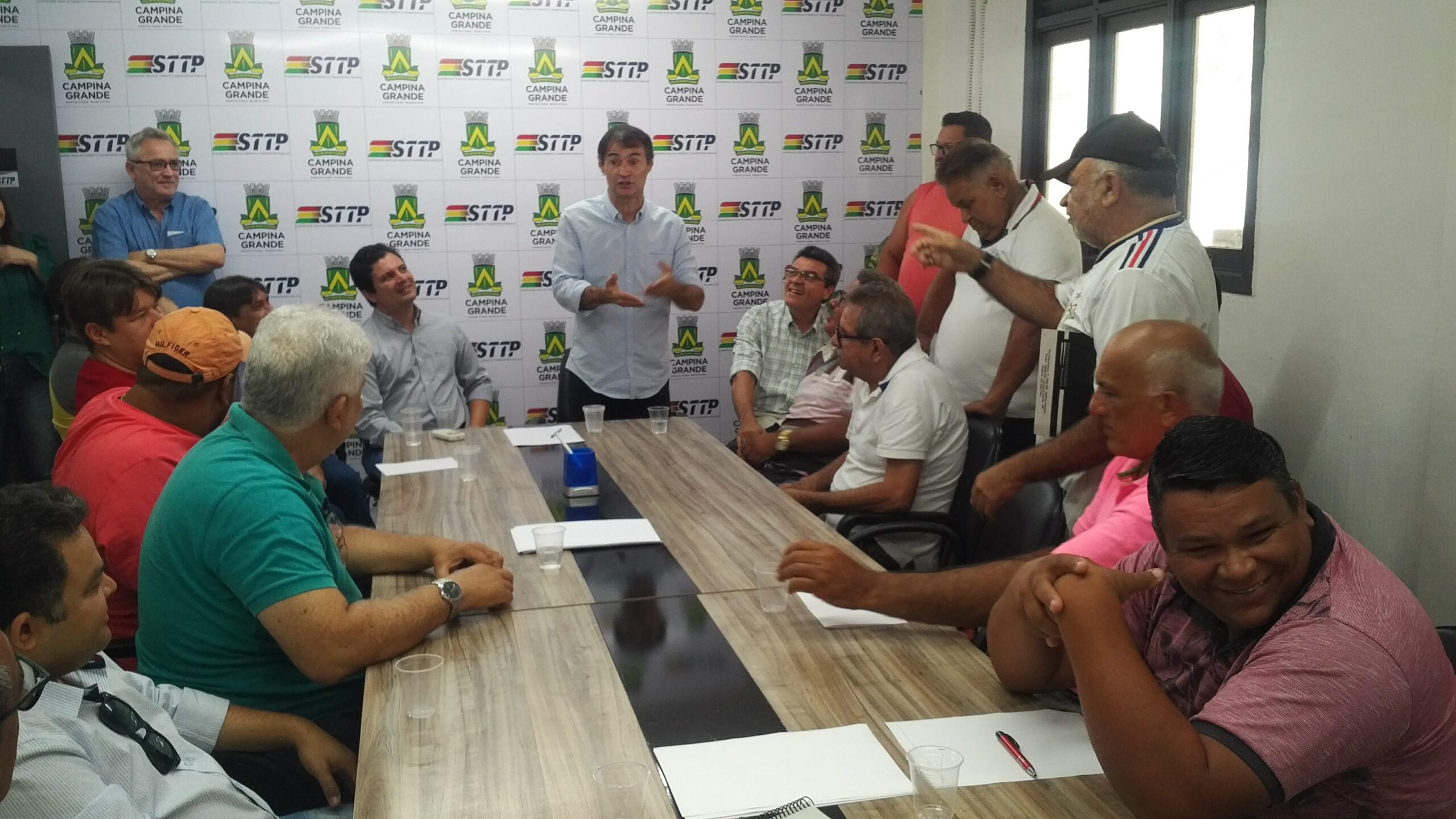 Prefeito Romero Rodrigues anuncia implantação de estacionamento rotativo na feira central.