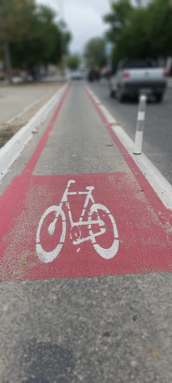 STTP instala balizadores nas ciclofaixas da JK, para garantir mais segurança aos ciclistas
