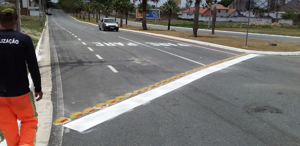 Prefeitura prossegue cronograma de serviços de melhorias na sinalização viária de ruas e avenidas de Campina.