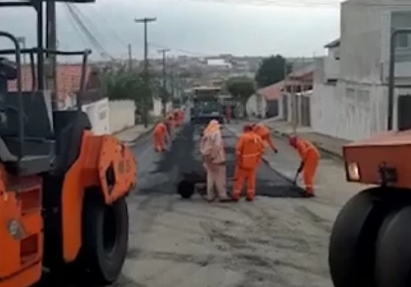 Romero Rodrigues vistoria obras de asfaltamento das ruas do Dinamérica