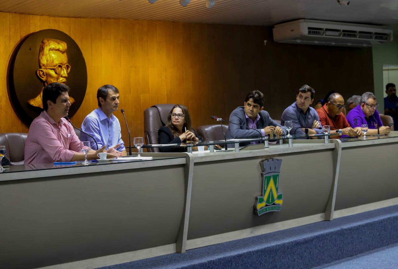 Romero vai à Câmara e entrega projeto que regulamenta funcionamento de aplicativos de transporte em Campina Grande