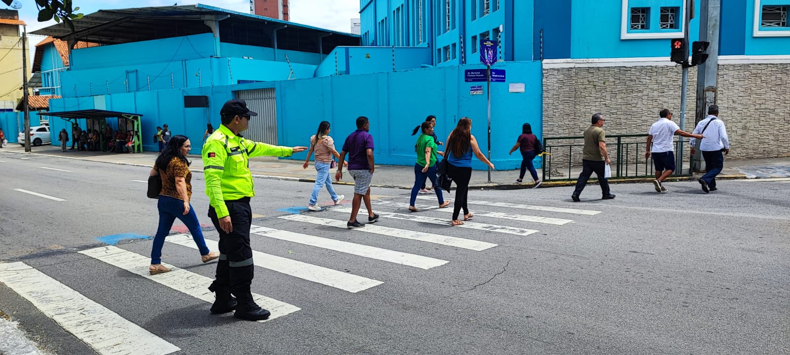 Prefeitura intensifica ações de conscientização sobre o respeito à travessia na faixa de pedestre
