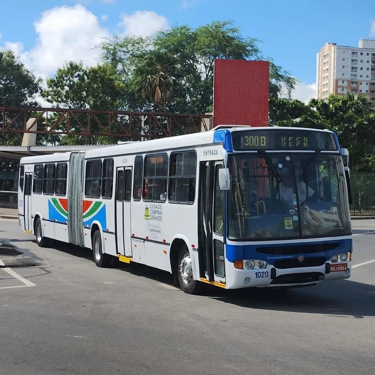 Prefeitura disponibiliza ônibus articulado para garantir mais comodidade e conforto para estudantes da UFCG e UEPB