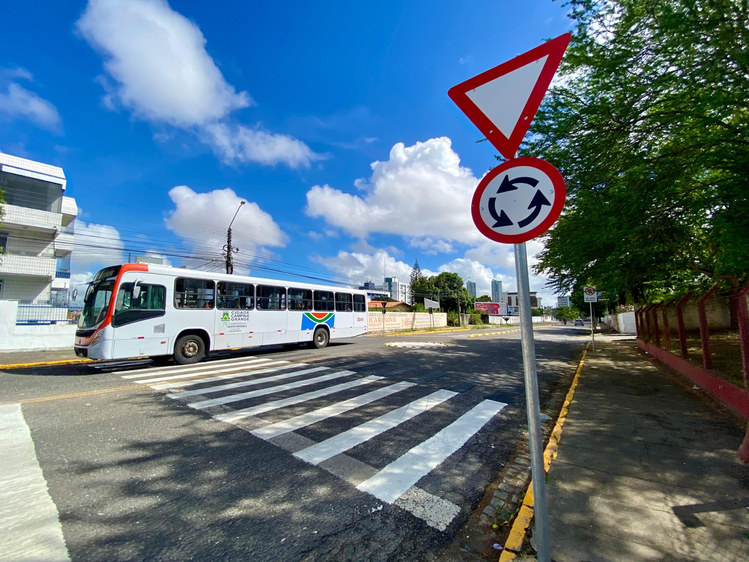 Prefeitura implanta nova rotatória no cruzamento das ruas Vigário Calixto e Nazinha Góes Albuquerque, no bairro do Catolé